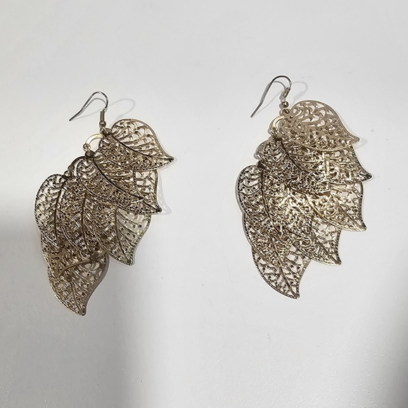 Leaf cluster gold tone drop earrings  new - Picture 6 of 6